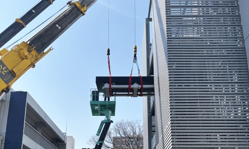 クレーン2台を使用した機械解体搬出
